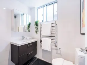 Modern & Spacious, Walk to Coogee Beach - Image 2