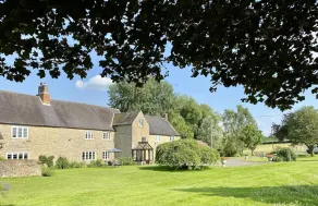 Historical farmhouse in 6 acres of grounds with games rooms and modern amenities - Image 4