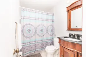 Beautiful 2brm condo w free parking fast WiFi - Image 5