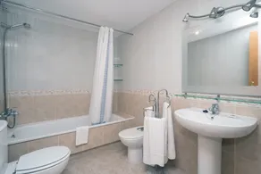 Appartement de vacances Guadalmina Alta avec vue sur les montagnes, piscine partagée et Wi-Fi. - Image 3