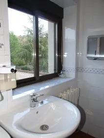 L'auberge de palaina peut accueillir 30 personnes et un grand patio - Image 3