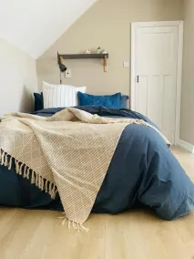 Lovely bijou loft apt, one road back from the sea - Image 4