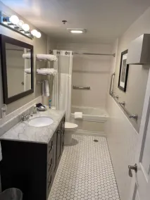 Double Queen Guestroom - Image 3