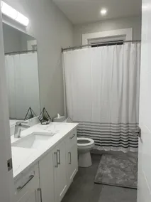 Suite privée moderne, calme, lumineuse, luxueuse et propre avec parking gratuit & climatisation - Image 3