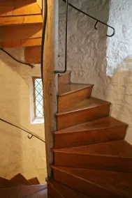 Welsh Gatehouse: Historical Castle with EV Charger - Image 3