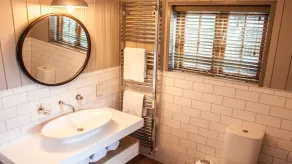 Woodpecker Lodge | sleeps 4 - Hot Tub, Dog Free - 4* Gold Award - Image 3