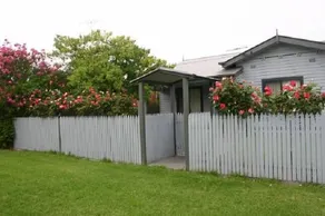 Bluebells Cottage Central Albury - Image 1