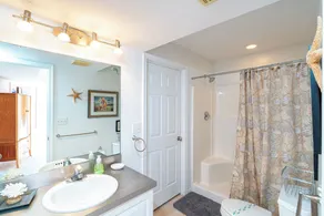ENDLESS SUMMER ESCAPE - Unique Round Beach house 3BD, 2.5 BA - Sleeps 10 - Dog Friendly - Image 4