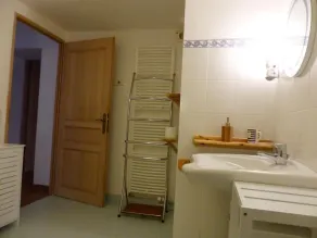 Spacious restored cottage with air conditioning, perfect for families - Image 3