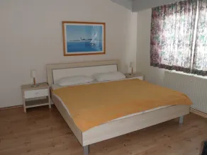 Luminoso apartamento com dois quartos localizado na praia ensolarada - Image 3