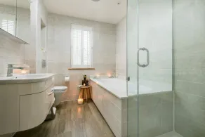 Luxurious property with downstairs bedroom and wet room,large garden,games room - Image 5