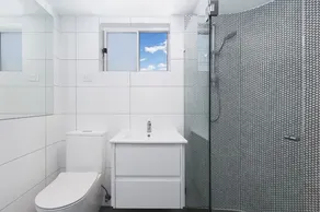 Tranquil 4-bedroom water view apartment - Image 4