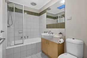 Snug 2-bed Townhouse Near Bustling Shops - Image 3