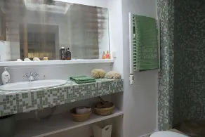 Villa unique entourée de bois avec piscine - Image 2