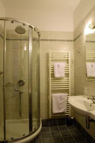 Family 1-bedroom split level - Image 3