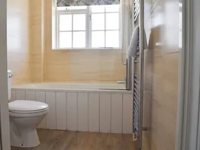 2 bedroom accommodation in Fore St 2 - Image 4