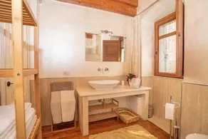 Historic, Centrally Located Holiday Home with Wi-Fi and Fireplace - Image 5
