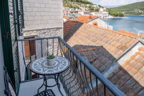 Apartamento para dos personas con balcón y vista al mar Pucisca, Brac (A-15381-a) - Image 5