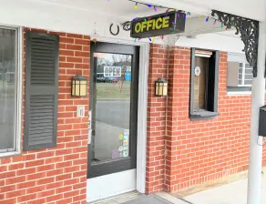 Deluxe Inn - Image 3