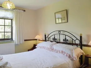 3 bedroom accommodation in Oulton Broad, near Lowestoft - Image 2