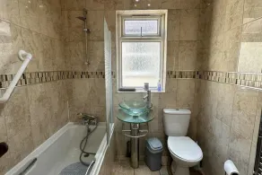 4 Bed House - Sleeps 10 - Garden - Parking - Wifi - Image 2