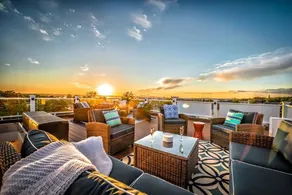 Nyd solnedgange over Newport Harbor fra en stor tagterrasse - Image 1
