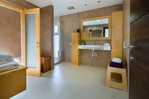 Villa luxueuse avec vue panoramique, multiples terrasses et grande piscine - Image 3