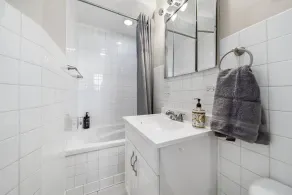 Classic Lincoln Park  2 bedroom condo- parking included - Image 3