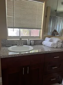 Gorgeous Private entrance with a private room and bathroom - Image 2