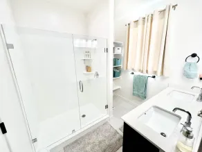 ✨Cozy and Modern 4BD Townhome 📺 w/ 86 inch Television ✨  - Image 5