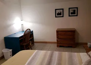 Gästesuite: Privates Schlafzimmer, Badezimmer, Wohnzimmer - Image 4