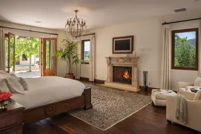 Luxury Napa Valley Estate Surrounded by Vineyards - Image 4