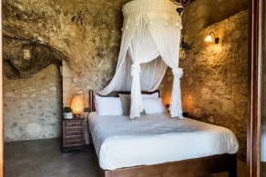 Luxurious stone cave with pool and sea view - Image 4