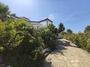 Villa destiné à 6 personnes sur 1000m2 de terrain arboré avec piscine. - Image 5