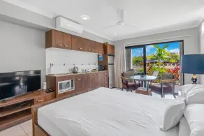Blue Lagoon Resort Lakeside Apartment - Image 4
