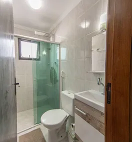 Apto com Piscina e Vaga a 750m da Praia da Enseada - Image 4
