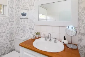 VANBERY COTTAGE HOST FARM - Image 2