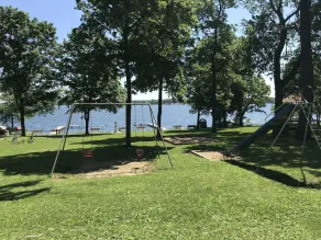 Smukt hyggeligt sommerhus i forsamlingsparken. - Image 3
