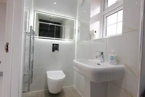 Elegant 4 Bed 3 Bath House & Parking by CozyNest - Image 3