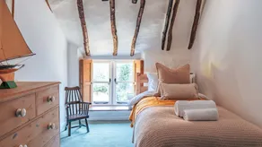 Stunning 4-Bed Thatched Cottage in Oxfordshire - Image 5