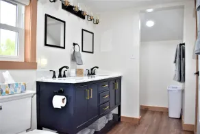 Country Farm House-Fully Renovated-Sleeps 10 - Image 3