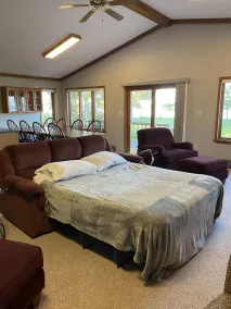 Beautiful Lake House with Large Yard on the Shore of Lake Ontario - Image 4