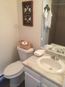 Gemütliche, aktualisierte 2 Schlafzimmer / 2 Badezimmer Wohnung - Image 4
