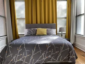 Steps to Metrolink & Forest Park,1st Fl King & Queen Beds+ Off-Street Parking - Image 5