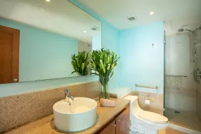 Beachfront, Luxurious Grand Venetian 3 Bedroom,  Fiber Optic WIFI - Image 2