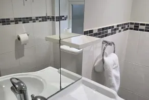 2 Bed - Work - Holiday - Pets Welcome - Parking - Image 2
