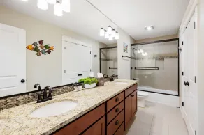 Luxurious Retreat in SW Portland with 7-Person Hot Tub – Sleeps 14 Comfortably! - Image 5