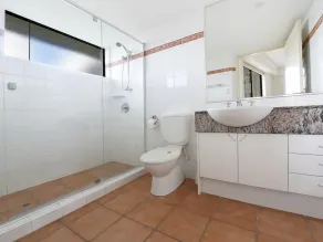 Spacious 3 bedroom 2 bathroom apartment with water views - Image 2