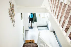 Spacious 5-Bedroom Home - Sleeps 11 & Free Parking - Image 2
