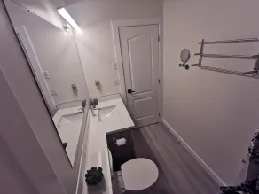 Teri's Modern Apartment - Image 5